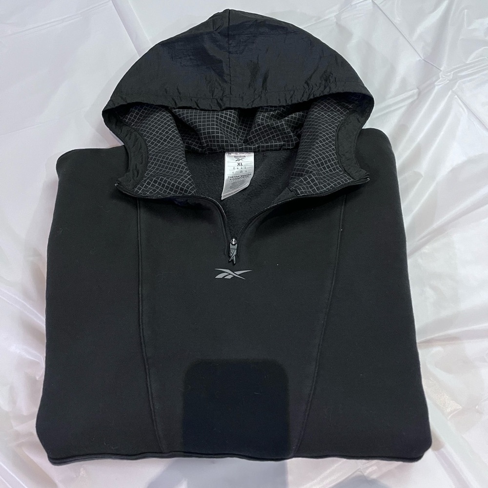 Reebok Black Thermowarm Jacket
Hood lining feature a black & silver grid pattern - Picture 13 of 13